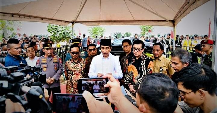 Presiden Joko Widodo saat memberi keterangan Pers
