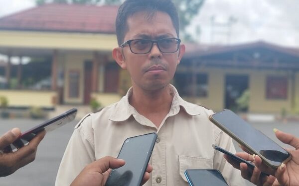 KETERANGAN PERS: Ketua PWI Papua Barat yang juga Ketua SMSI Papua Barat, Bustam saat menyampaikan keterangan kepada wartawan usai mendampingi korban membuat laporan polisi (LP) di Polresta Manokwari, Selasa (6/6/2023). (Foto Ist).