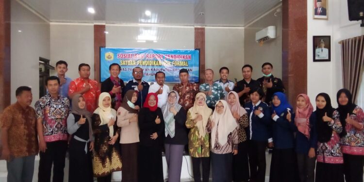 *SOSIALISASI* -Ketua Penyelenggara "PKBM RIZQUNA" Gubug, Muh Zaini, S.Ag, M.Pd (Berdiri nomor 3 di belakang pakai Jaket Hitam) foto bersama para Peserta usai Sosialisasi Raport Pendidikan Satuan Non Formal yang diselenggarakan Dinas Pendidikan. (Foto Ist).