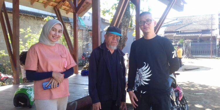 KOMPAK-Foto bersama PLT Camat Citamiang, RINALDI (kanan) didampingi Staf, Ibu WERA (kiri) dan M. Yunus, Wartawan Senior (tengah) usai giat. (Foto Ist).