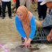 LEPAS PENYU-Bupati Pandeglang, Irna Narulita melepas induk penyu di pantai sekitar Tanjung Lesung, Rabu (7 Juni 2023). (Foto: Disparbud Kabupaten Pandeglang).