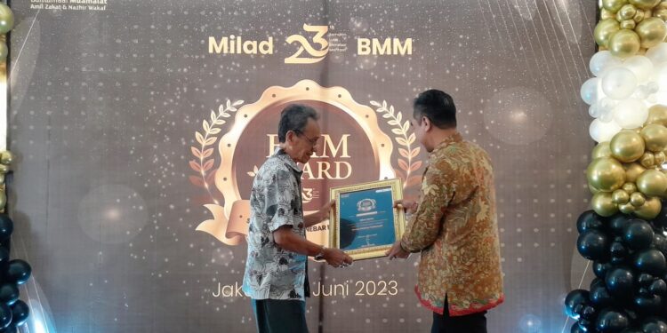 Teks foto: Kantor Berita MINA meraih penghargaan, BMM Award *"Media Partner Terfavorit"* dalam rangka Milad BMM ke-23 di Auditorium BJ Habibie, Muamalat Tower Jakarta, Rabu 21 Juni 2023 (Foto: Rana Setiawan/MINA).