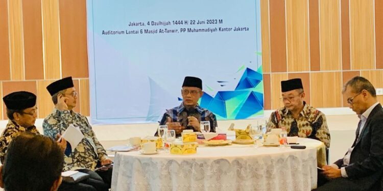 PAPARAN- Ketua Umum Pimpinan Pusat Muhammadiyah, Prof. Dr. H. Haedar Nashir, M.Si, Sekjen, Abdul Mu'thi saat memberikan Paparan. (Foto Retno).