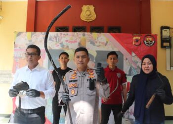 Kapolres Sukabumi AKBP Maruly Pardede saat melaksanakan Konferensi Pers didampingi  Kasat Reskrim AKP Dian Purnomo serta Kanit PPA Iptu Bayu bertempat di depan Kantor Satreskrim Sukabumi, Senin (05/06/2023). Memperlihatkan barang bukti tawuran pelajar