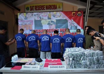 Para tersangka Kasus Narkoba dan  kasus obat keras terbatas Berjejer saat Konfrensi Pers Polres Sukabumi