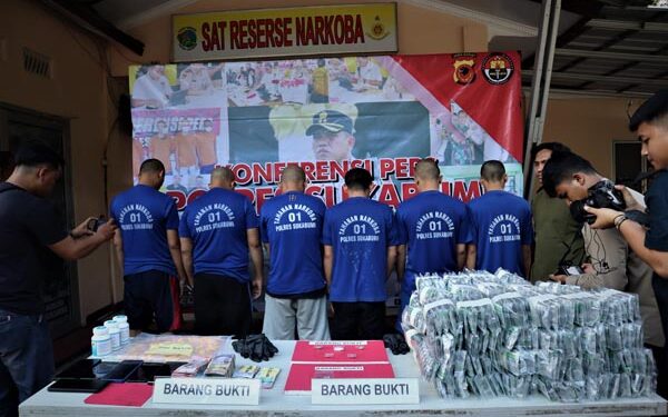 Para tersangka Kasus Narkoba dan  kasus obat keras terbatas Berjejer saat Konfrensi Pers Polres Sukabumi