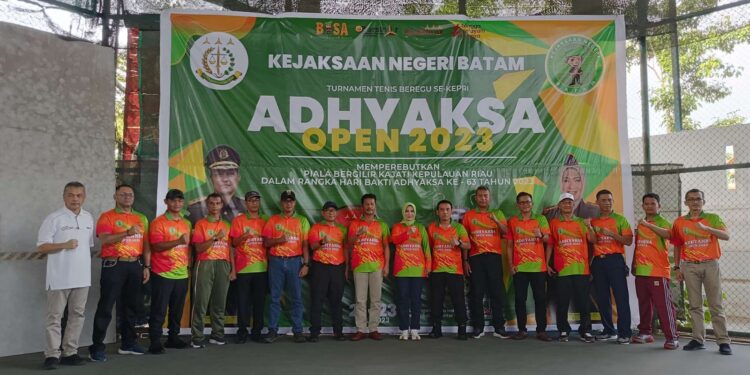FOTO BERSAMA-Kepala Kejaksaan Negeri Batam, Herlina Setyorini, SH, M foto bersama Walikota Batam, H. Muhammad Rudi, Kapolresta Barelang, Kombes Pol Nugroho Tri Nuryanto, Danyonif Raider Khusus 136/TS, Letkol Inf Andi Ariyanto dan FKPD Kota Batam, beserta seluruh pejabat di Kejari Batam usai Pembukaan Turnamen Tenis dalam rangka Hari Bhakti Adhyaksa Ke-63 . (Foto Ist).