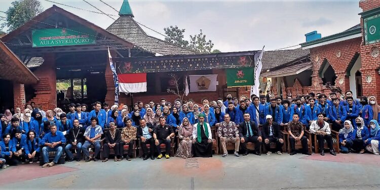 Foto bersama usai melaksanakan seminar Goes to Japan