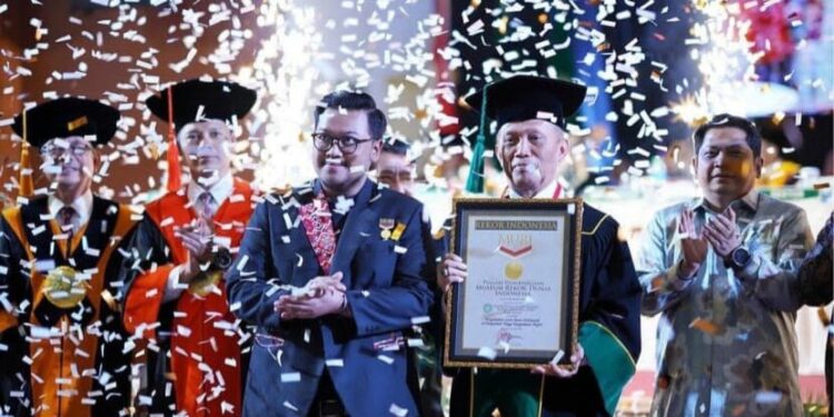 MURI memberikan pengahragaan kepada UIN SGD Bandung atas pengukuhan 20 gubes, Rabu, 18/072023/dok.bedanews.
