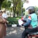 Sekretaris DPRD Jawa Barat Ida Wahida Hidayati membagikan bendera merah putih kepada pengendara, Bandung, Selasa (15/8/2023) (Humas DPRD Jawa Barat)