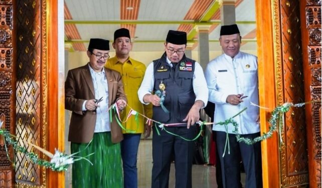 Gubernur Ridwan Kamil Resmikan Masjid Al Karomah dan Santuni Anak Yatim Piatu di Desa Tenajar Kecamatan Kertasemaya Kabupaten Indramayu, Selasa (22/8/2023)
