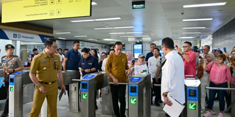 Caption:Gubernur Jabar Ridwan Kamil mendampingi Presiden RI Joko Widodo menjajal Stasiun LRT Jabodebek dari Stasiun Harjamukti Depok ke Stasiun Dukuh Atas Jakarta, Kamis (3/8/2023).