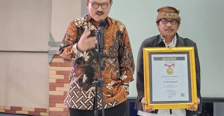 PENGHARGAAN-Wakil Ketua Umum SMSI Pusat, Yono Hartono bersama Eros Djarot saat menerima Penghargaan dari SMSI. (Foto Yono).