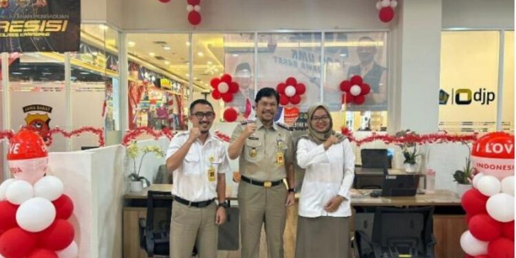 PELAYANAN PRIMA-Kepala ATR/BPN Karawang, Nurus Sholichin, A.Ptnh, MM bersama Staf saat berada di Stand yang siap memberikan Pelayanan Prima dan ramah. (Foto Ist).