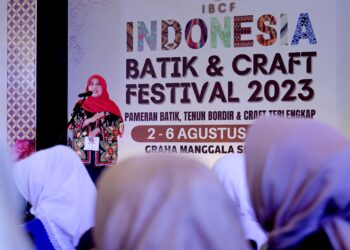 Wakil Ketua Dekranasda Provinsi Jabar Lina Marlina Ruzhanul Ulum saat membuka Indonesia Batik and Craft Festival di Graha Manggala Siliwangi, Jalan Aceh, Kota Bandung, Rabu (2/8/2023).