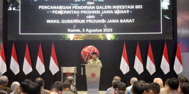 Wagub Jabar Uu Ruzhanul Ulum didampingi Sekda Provinsi Jabar Setiawan Wangsaatmaja membuka perdagangan saham di Bursa Efek Indonesia dalam rangka Pencanangan Edukasi dan Literasi Pasar Modal kepada 1.000 ASN Pemdaprov Jabar dan Pencanangan Pendirian Galeri Investasi BEI di kantor Pemda Provinsi Jabar di Main Hall Bursa Efek Indonesia, Kamis (3/8/2023).(Foto: Aji Baram/Biro Adpim Jabar)