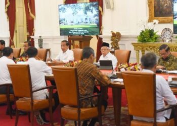 Presiden Jokowi memimpin ratas mengenai integrasi moda transportasi publik, di Istana Merdeka, Jakarta, Rabu (27/09/2023). (Foto: Humas Setkab)