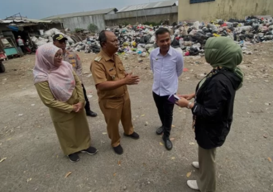 Tinjau Pengolahan Sampah di TPST 3R Cibeber, Cimahi.  Bey Machmudin: Ini Baik, Mengurangi Sampah