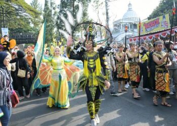 Karnaval West Java Festival 2023 bersama Gubernur Jawa Barat dan kepala daerah 27 kabupaten kota se Jawa Barat, dilanjutkan menghadiri Pekan Kebudayaan Daerah di Jalan Diponegoro Depan Gedung Sate, Kota Bandung, Minggu (3/9/23).