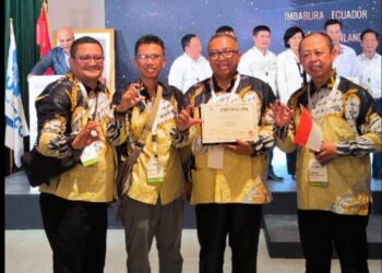 Bupati Sukabumi Marwan Hamami Memegang Sertikat UGGCP