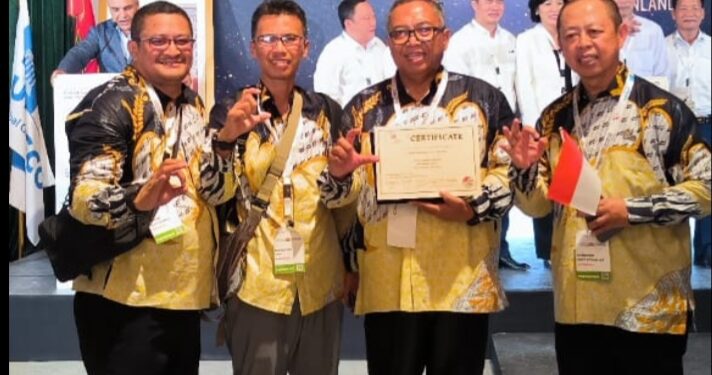 Bupati Sukabumi Marwan Hamami Memegang Sertikat UGGCP