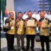 Bupati Sukabumi Marwan Hamami Memegang Sertikat UGGCP
