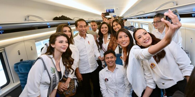 Presiden Joko Widodo, foto bersama di KCIC dalam kecepatan 350  Km/ Jam