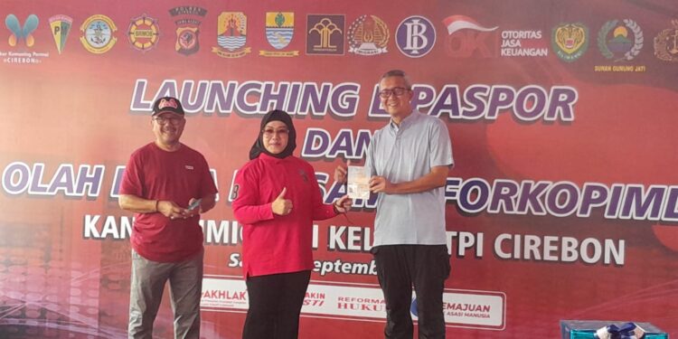 Kepala Imigrasi Kelas I TPI Cirebon, NR Pujiastuti menyerahkan e-Paspor kepada Bupati Cirebon H Imron dan Sekertaris Daerah (Sekda) Kota Cirebon H Agus Mulyadi.