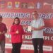 Kepala Imigrasi Kelas I TPI Cirebon, NR Pujiastuti menyerahkan e-Paspor kepada Bupati Cirebon H Imron dan Sekertaris Daerah (Sekda) Kota Cirebon H Agus Mulyadi.