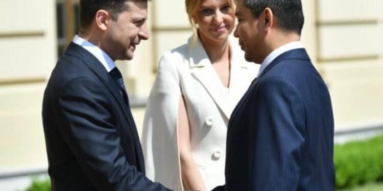 AKRAB-Prof. Yuddy Chrisnandi (kanan) bersama Presiden Ukraina Volodymyr Zelensky (kiri) di Ukraina beberapa waktu yang lalu. (Foto Istimewa).