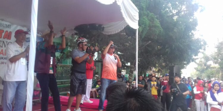 MERIAH-Walikota Ahmad Fahmi, saat memberikan sambutan singkatnya dalam acara Jalan Santai, dihalaman dago/pelataran halaman gedung DPRD Kota Sukabumi. (Foto M. Yunus).