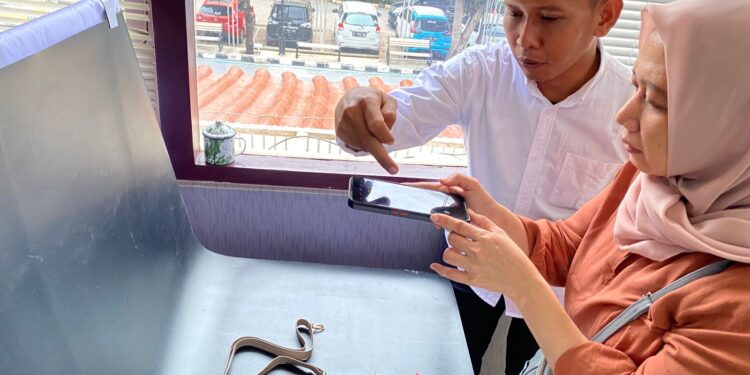 Salah satu Mitra Binaan Hub UMK Jakarta saat mengikuti pelatihan foto produk. (Foto Ist).