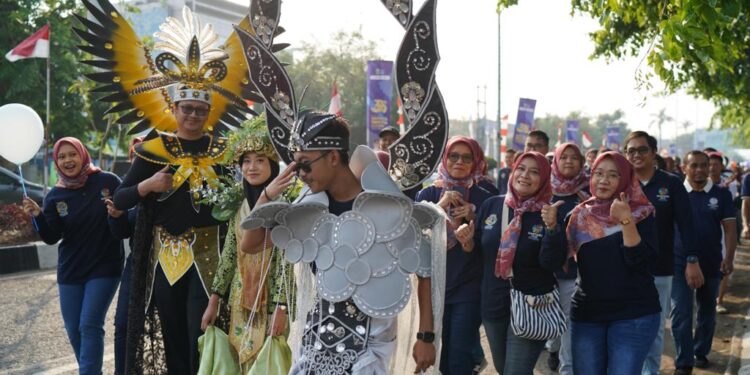 JALAN SANTAI-Tampak peserta jalan santai mulai dari Putri LSD (Lahan Sawah Dilindungi) serta Ikon Industri, Iring-Iring Pengantin, Dokter Cinta, hingga BPN beserta para stakeholdernya. (Foto Ist).