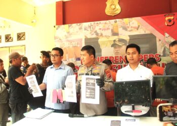 Kapolres Sukabumi AKBP Maruly Pardede Didampingi Kasat Reskrim Dan Humas Polres Sukabumi Pada Jumpa Pers Mengungkap Judi Online