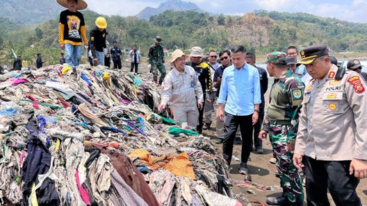 Tinjau Kondisi Sampah di Pantai Cibutun Sukabumi, Bey Machmudin: Penting Pencegahan dari Hulu