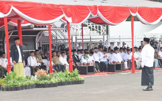 Penjabat Gubernur Jabar Bey Machmudin memperingati Hari Santri Nasional tingkat Jawa Barat di Stadion Wiradadaha, Kota Tasikmalaya, Ahad (22/10/2023)