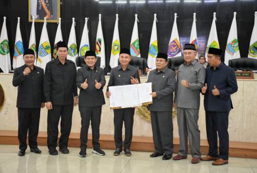 Penjabat Gubernur Jawa Barat Bey Machmudin menandatangani Persetujuan Raperda APBD Provinsi Jabar 2024 di Gedung DPRD, Jalan Diponegoro, Kota Bandung, Rabu (15/11/2023)