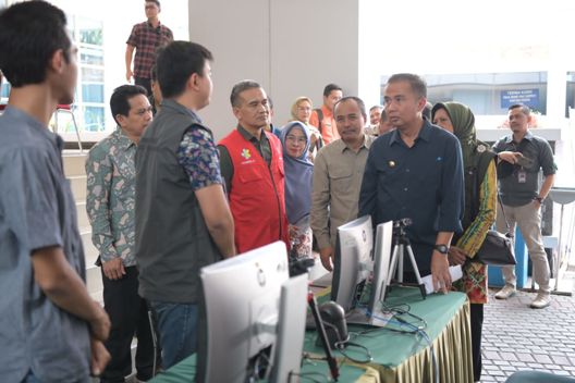Pj Gubernur Jawa Barat Bey Machmudin meninjau pelaksanaan seleksi CASN PPPK di Poltekkes Kemenkes Bandung, Selasa (21/11/2023). (Rizal FS/Biro Adpim).
