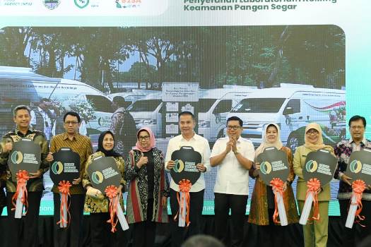 Penjabat Gubernur Jabar Bey Machmudin menerima secara simbolis mobil untuk keamanan dan ketahanan pangan di IPB International Convention Center, Botani Square Building, Kota Bogor, Senin (20/11/2023).