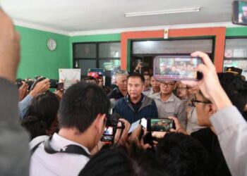 Penjabat Gubernur Jawa Barat Bey Machmudin memantau kondisi Jalan Parung Panjang di Kabupaten Bogor, Minggu (19/11/2023).(Foto: Yogi Prayoga/Biro Adpim Jabar)