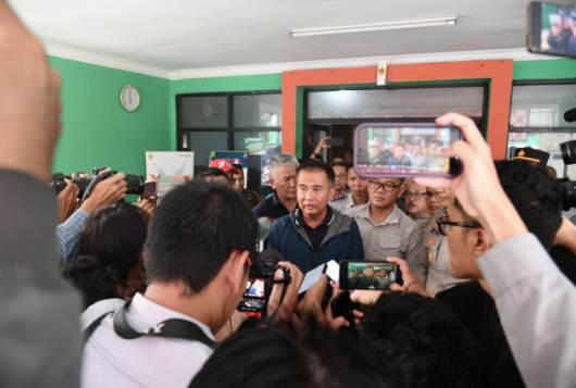 Penjabat Gubernur Jawa Barat Bey Machmudin memantau kondisi Jalan Parung Panjang di Kabupaten Bogor, Minggu (19/11/2023).(Foto: Yogi Prayoga/Biro Adpim Jabar)