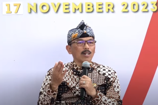 Kepala Badan Kesatuan Bangsa dan Politik Provinsi Jabar Iip Hidayat : 
 Besok Deklarasi Komitmen Bersama Mewujudkan Jabar Aman, Netral, dan Tenang pada Pemilu 2024 di Gedung Merdeka, Kota Bandung, Sabtu (18/11/2023).