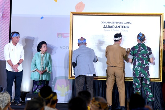 Penjabat Gubernur Jabar Bey Machmudin saat deklarasi Jabar Anteng mewujudkan Jawa Barat aman, netral, dan tenang pada Pemilu 2024 di Gedung Merdeka, Jalan Asia Afrika, Kota Bandung, Sabtu (18/11/2023).