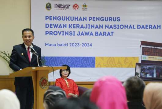 Penjabat Gubernur Jawa Barat Bey Machmudin menghadiri pengukuhan Pengurus Dekranasda Jabar Masa Bakti 2023 - 2024 di kantor Dekranasda Jabar, Kota Bandung, Senin (13/11/2023).(Foto: Biro Adpim Jabar)