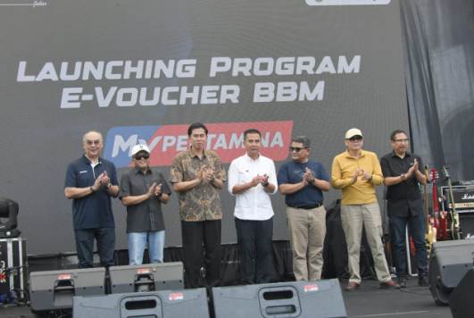 Penjabat Gubernur Jabar Bey Machmudin saat gelaran Road to The 30th GAIKINDO Indonesia International Auto Show (GIIAS) Bandung, di halaman depan Gedung Sate, Kota Bandung, Sabtu (18/11/2023).