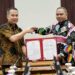 Pemda Provinsi Jabar menjalin kerja sama dengan Pemda Kabupaten Jayapura untuk menggali potensi daerah, meningkatkan pelayanan publik, serta manajemen ASN berbasis meritokrasi. Penandatanganan MoU dilaksanakan di Gedung Sate, Kota Bandung, Kamis (14/12/2023).(Foto: Biro Adpim Jabar)