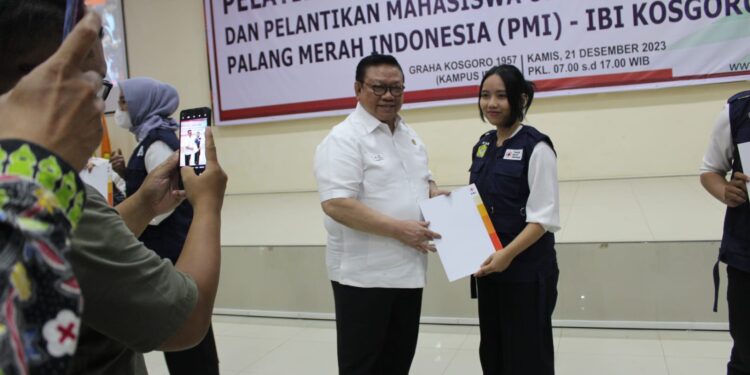 SERTIPIKAT-Ketua Dewan Pembina Yayasan Universitas Kosgoro 1957, DR. Dr. HR Agung Laksono serahkan sertifikat kepada perwakilan Korps Sukarelawan PMI mahasiswa IBI-K57 di Graha Kosgoro 1957 Kamlus Lenteng Agung Jakarta Selatan. (Foto: Ist/IBI-K57).