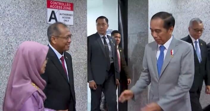 SAMBUT PRESIDEN RI-Dubes RI untuk Brunei Darussalam beserta istri menyambut kedatangan Presiden Jokowi di Bandar Udara Internasional Brunei pada Sabtu sore (13 Januari 2024). (Foto: Biro Pers, Media dan Informasi Sekretariat Presiden).