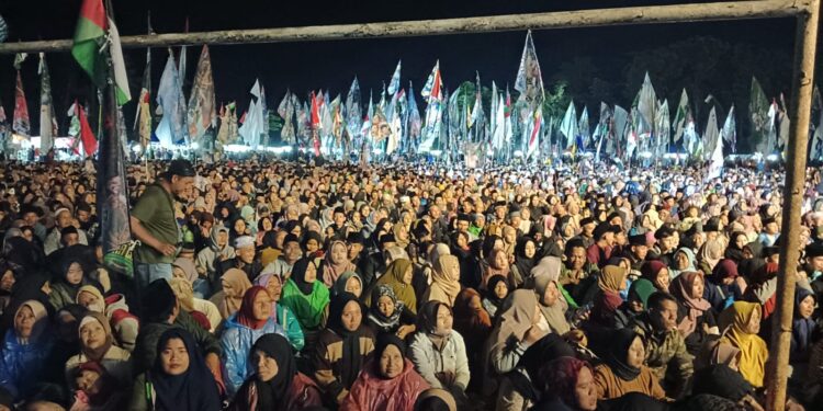 BERDO'A-Ribuan warga Selokaton hadiri do'a dan sholawat ibu Pertiwi bersama Habib Zaidar bin Haidar bin Yahya di lapangan Desa Curug Sewu, Kecamatan Patean, Sabtu (27 Januari 2024) malam. (Foto Ist).