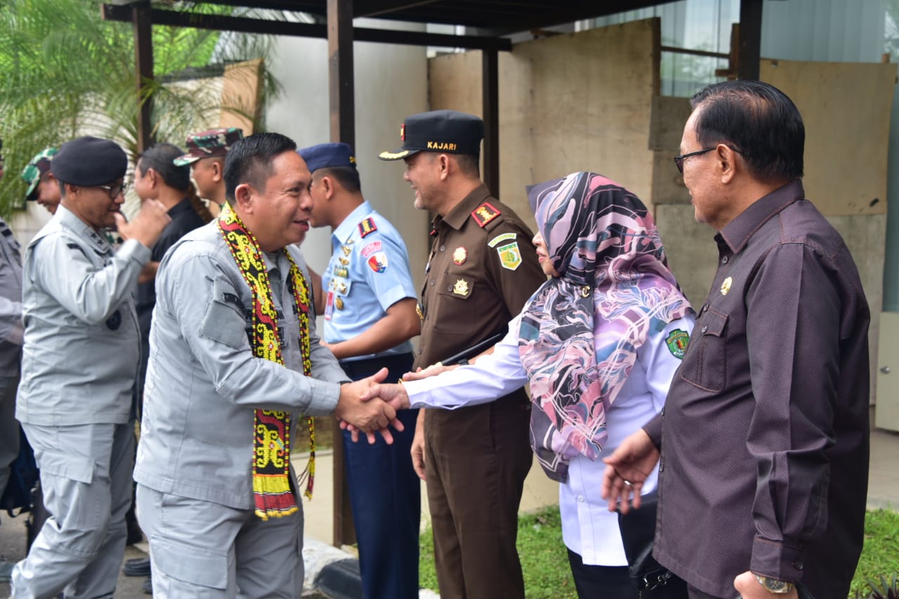 Buntut Sengketa Tinjau Lahan di Kalimantan, Kepala Bakamla RI Disambut Burung Enggang |  Bedanews